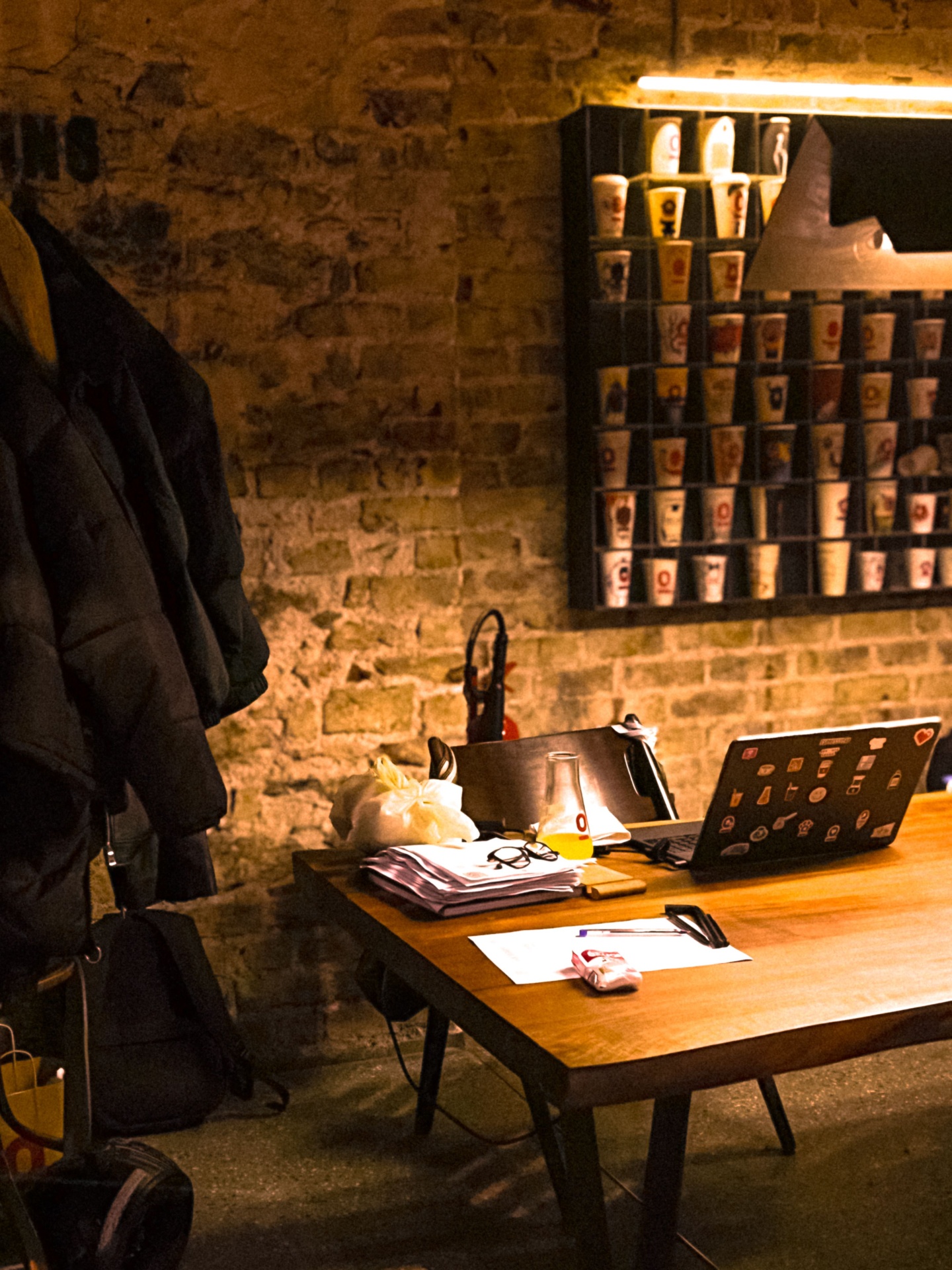 Espace de travail chaleureux avec ordinateur portable